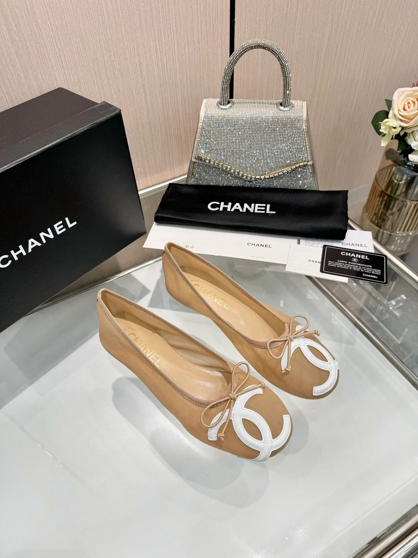 👟👟Ex-factory price 480👟👟 | ²⁰²5 𝐬𝐬 🤍🤎𝐂𝐇𝐀𝐍𝐄𝐋 Chanel 26A catwalk style handmade Mary Jane women's shoes. Ballet shoes are so amazing, the bow pattern is so cute! Even if I don’t wear flat shoes, I can’t resist the temptation! The second recommended pair of Chanel logo women's shoes has great texture and is versatile. It is made of lambskin and has an original two-color outsole. Size: 35-40 (41 can be customized and cannot be returned or exchanged)